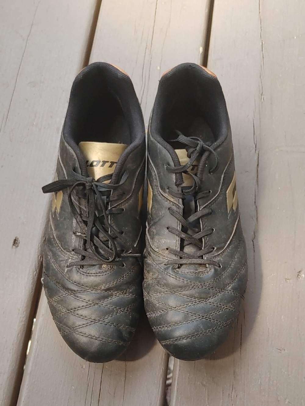 LOTTO Men's Black and Gold Athletic Cleats